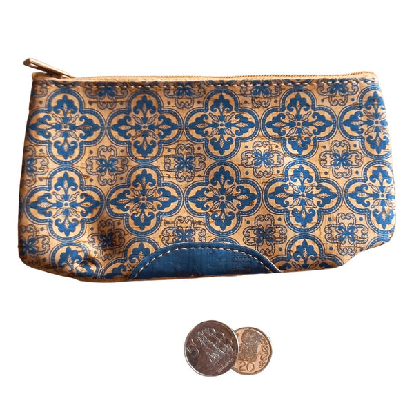 Small is beautiful Lightweight and compact eco cork purse with pretty flower pattern. Use daily for your coins, card, keys and lippie. Or buy an extra one and use it to store hair ties, jewellery and more. Made of sustainable cork material that's soft, comfortable to hold hand, weather resistant and easy to clean. Perfect for little girls - young or old!