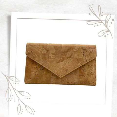 The perfect natural handbag to complete many of your outfits. Styled in a timeless classic envelope clutch design.