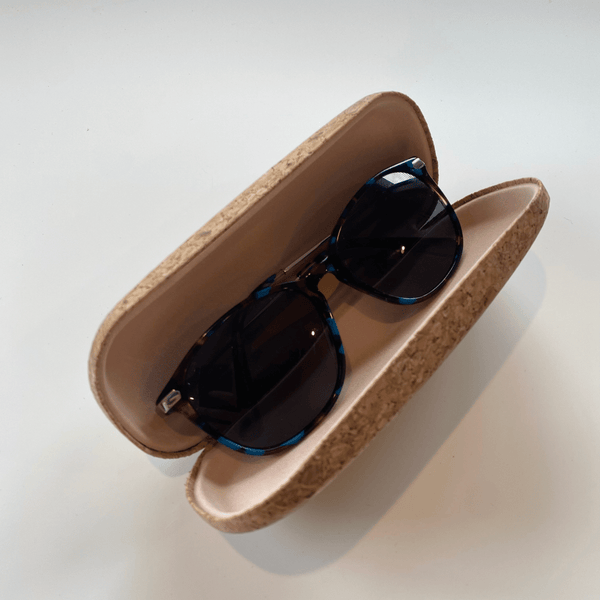 The perfect eco-friendly and durable solution to keep your sunglasses and glasses safe from any damage or dust with this cork hard glasses case.  Practical and stylish, and made with premium natural vegan-friendly cork. The ideal way to keep your glasses in perfect condition. Featuring an easy close magnetic closing. 