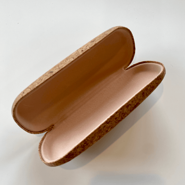 The perfect eco-friendly and durable solution to keep your sunglasses and glasses safe from any damage or dust with this cork hard glasses case.  Practical and stylish, and made with premium natural vegan-friendly cork. The ideal way to keep your glasses in perfect condition. Featuring an easy close magnetic closing. 