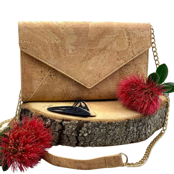 The perfect natural handbag to complete many of your outfits. Styled in a timeless classic envelope clutch design. 
