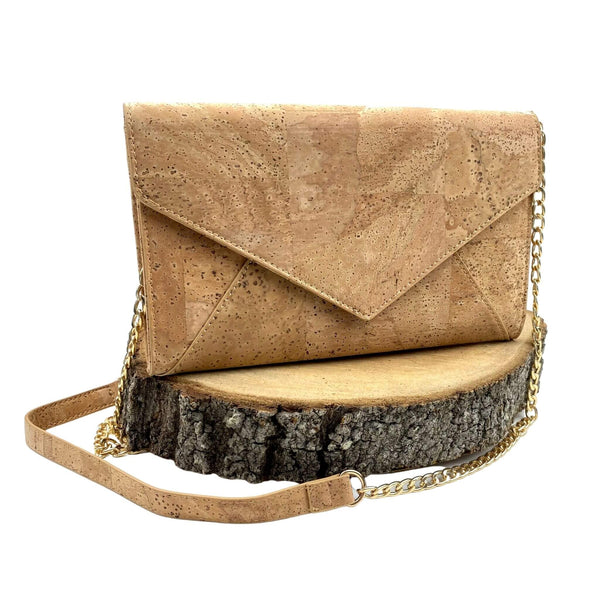 The perfect natural handbag to complete many of your outfits. Styled in a timeless classic envelope clutch design. 