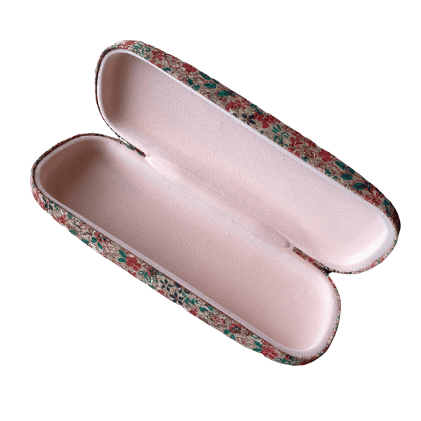 The perfect eco-friendly and durable solution to keep your sunglasses and glasses safe from any damage or dust with this cork hard glasses case. Practical and stylish, and made with premium natural vegan-friendly cork. The ideal way to keep your glasses in perfect condition. Featuring an easy close magnetic closing.